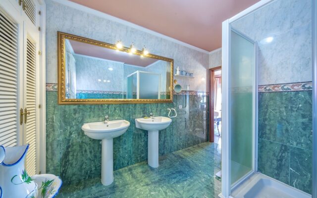 Villa - 5 Bedrooms with Pool and WiFi - 107872