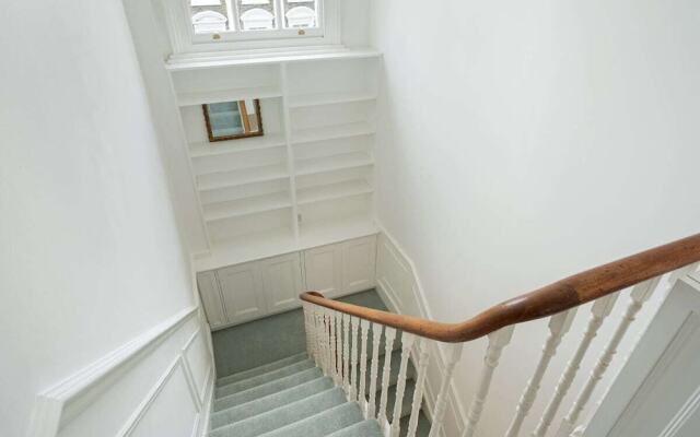 Sophisticated 2-bed, 2-bath apt in Chelsea