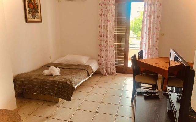 Apartments And Rooms Midnight Banjole