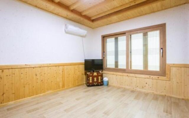 Hanok Jungwon House Pension