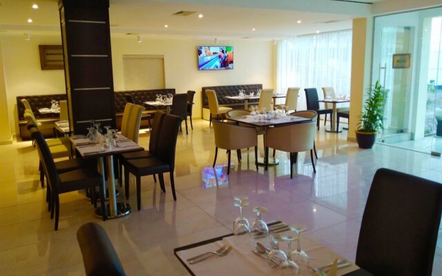 Monty Suites & Golf