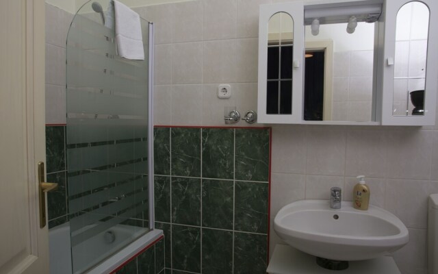 Vibrant 3 Bedroom Apartment In The Pulsing Heart Of Budapest