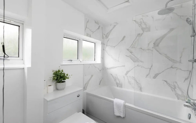 Skyvillion - Lush 2 Bed Hydean Way House & Garden