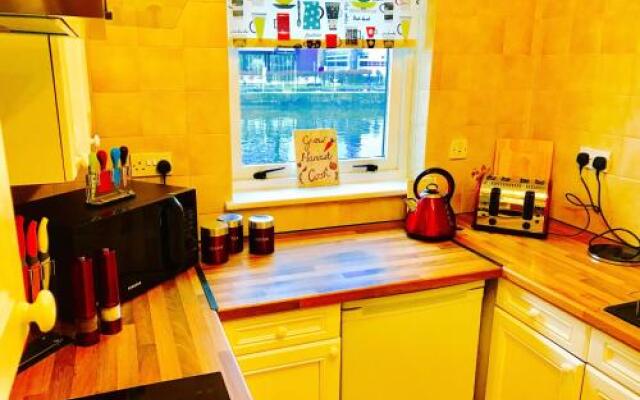 Glasgow City Centre Flat with River Views and Parking