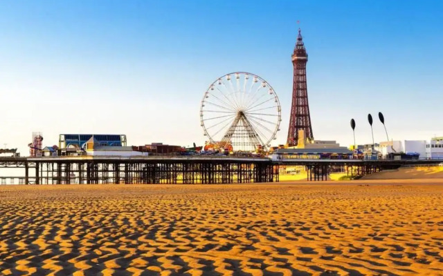 Impeccable 4-bed House in Blackpool