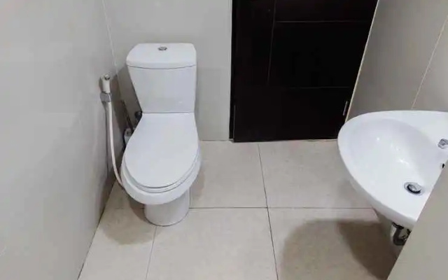 Cozy and Nice Studio Apartment at Atria Gading Serpong Residence By Travelio – Bathroom – Tangerang