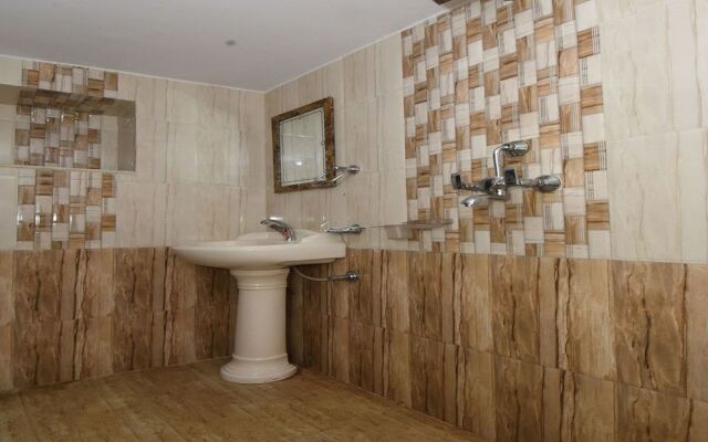 Oyo 38412 Kavya International