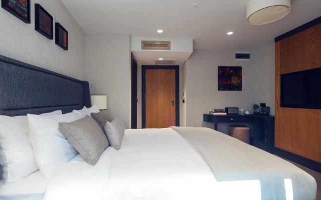 Zeno Suites Hotel