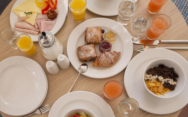 Capri by Fraser Leipzig