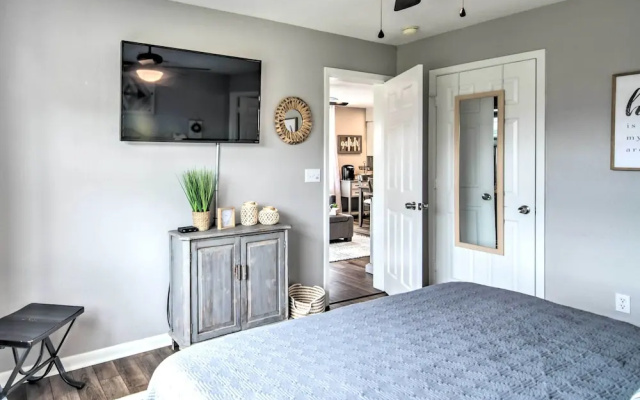 Branson Retreat w/ Balcony & 18-hole Golf Course!