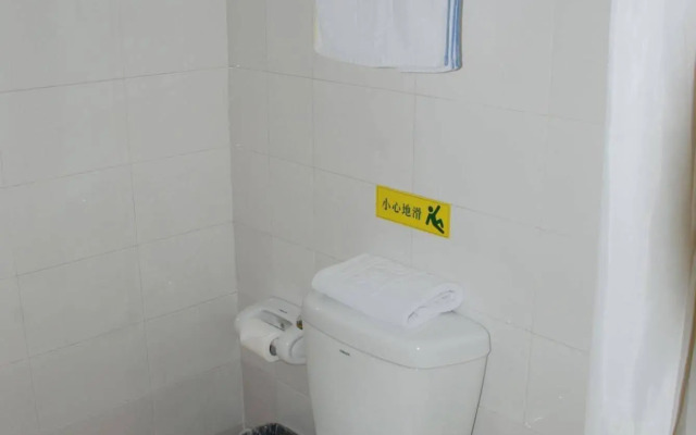 Home Inn Wuhan Jinghan Avenue Dazhi Road Light Rail