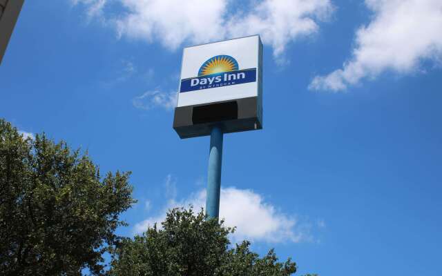 Days Inn by Wyndham Waco University Area