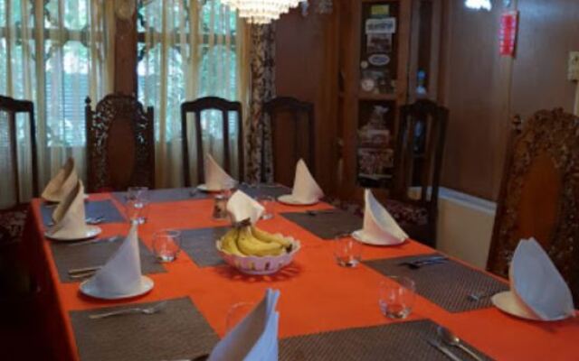 Houseboat Appolo Eight