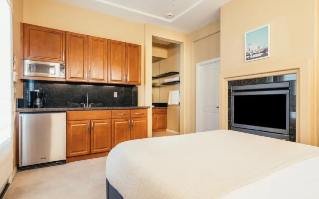 Whispering Palms by AvantStay | WALK TO COACHELLA | Pool & Hot Tub | Sleeps 16!