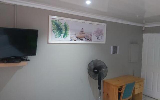 Hirondelle @ 45 Old Paarl