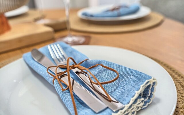 A1-luxury apt w big Balcony, 4 min Walk to Beach