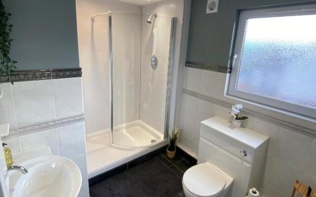 Eastcliffe Penthouse, 2 beds & bathrooms with parking