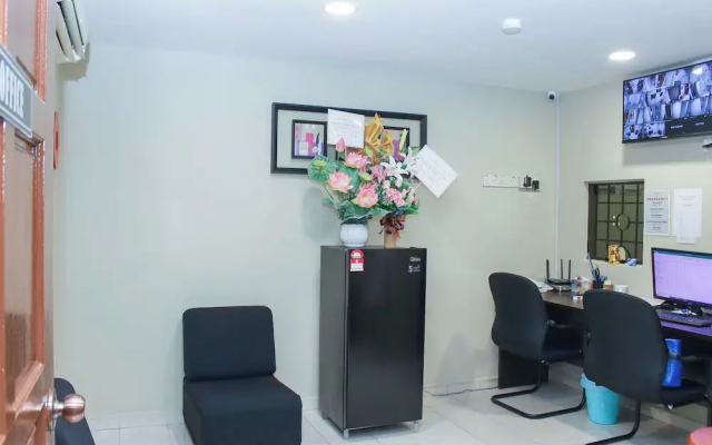 OYO 90338 Prima Saujana Budget Hotel