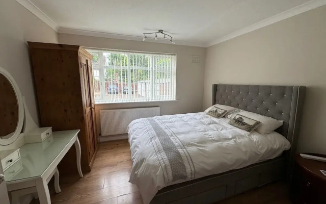 Lovely 2 Bedrooms Flat in South Sutton