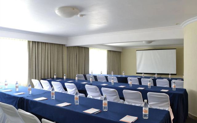 La Posada Hotel y Suites