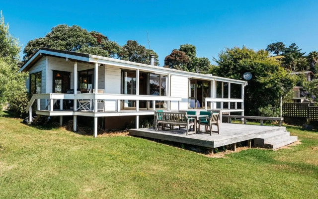 Peaceful Picnic Bay - Surfdale Holiday Home