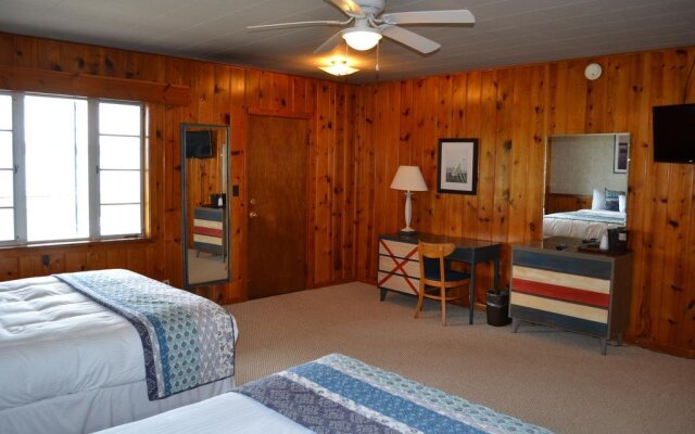 Buzz's Lakeside Inn