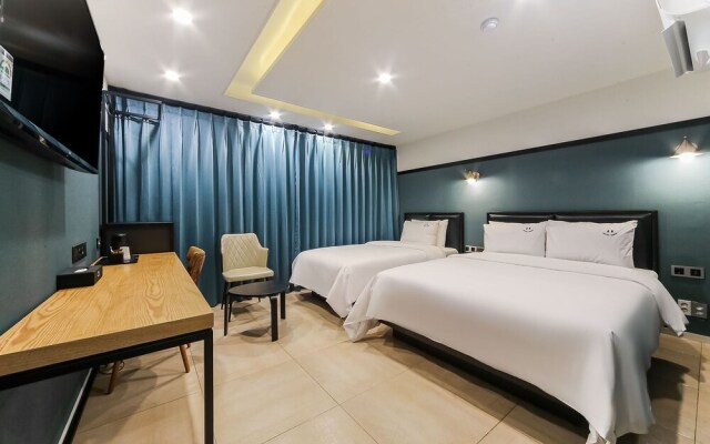 Busan Daeyeondong Hotel Onna