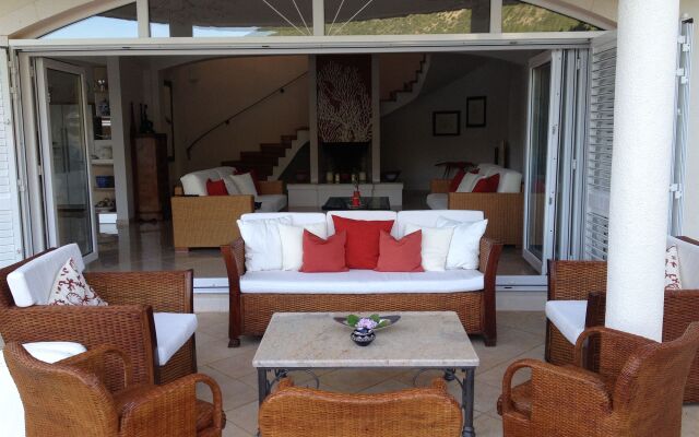 Villa Almadria Luxury Bed & Breakfast
