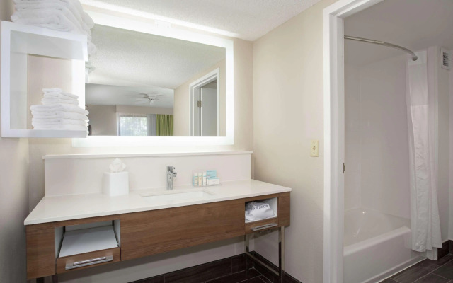 Hampton Inn & Suites Kansas City-Merriam