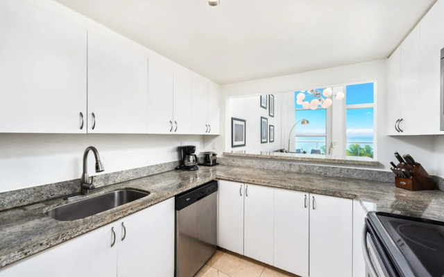 Private Residence at Castle Beach by LRMB