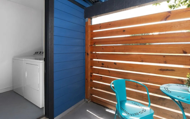 Cozy-Chic 2BR  Patio Ideal for Groups