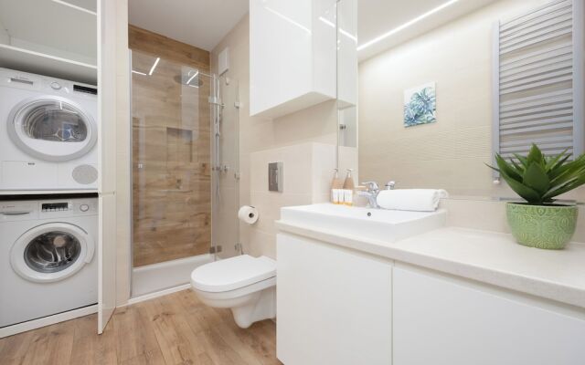 Apartment With Parking by Renters