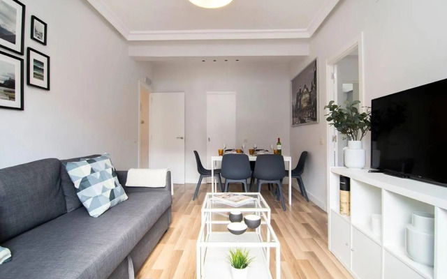 Sunny Apartment at the foot of Royal Palace by Batuecas