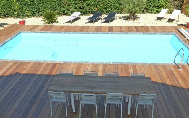 Luxurious Villa in Cazaubon with Swimming Pool