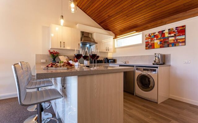 Amazing Lake View Spacious Townhouse with Parking