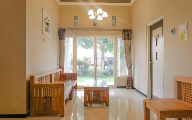 Gerbera House - Kos Putri by OYO Rooms