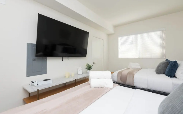 Hollywood Apartment Near Walk of Fame