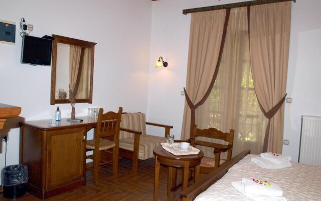 Heliodora Deluxe Triple Room 3