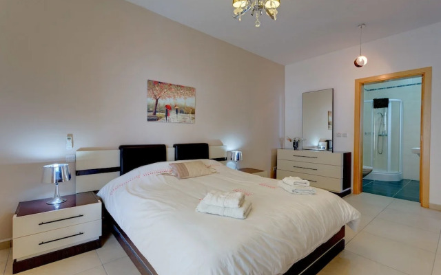 Stunning Seafront Lux Apt wt Pool, Upmarket Area