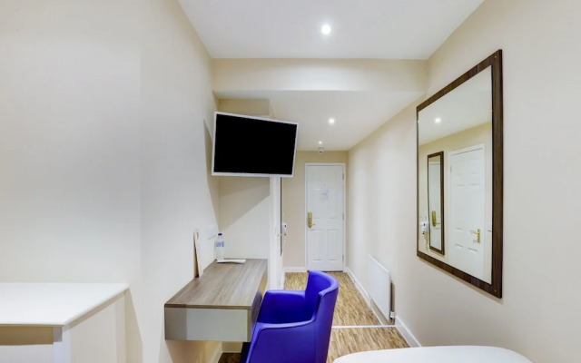 Gissons Hotel by OYO Rooms