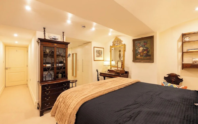 Large 4-bed 8-guests W/patio 1841 House Paddington