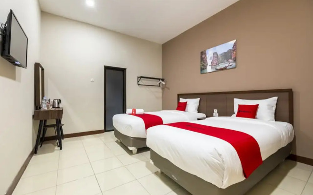 RedDoorz Plus near Ronggowarsito Museum Semarang