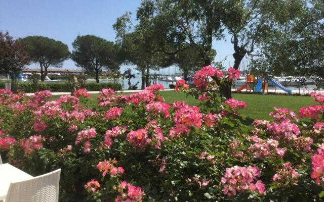 Signora Ruth - Aprilia Residence