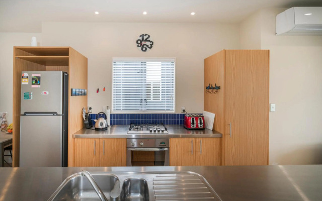 Hosts on the Coast Stay and Play