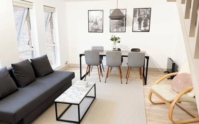 Entire 2 Bedroom House 7m To Station