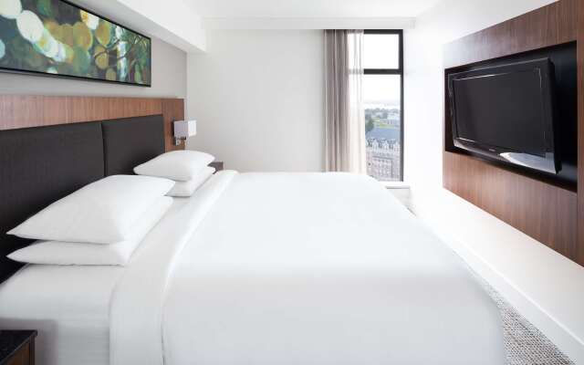 DoubleTree by Hilton Hotel & Suites Victoria