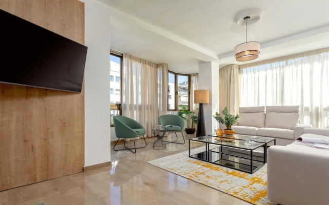 Luxury Apartment in City Center Puerta Real II
