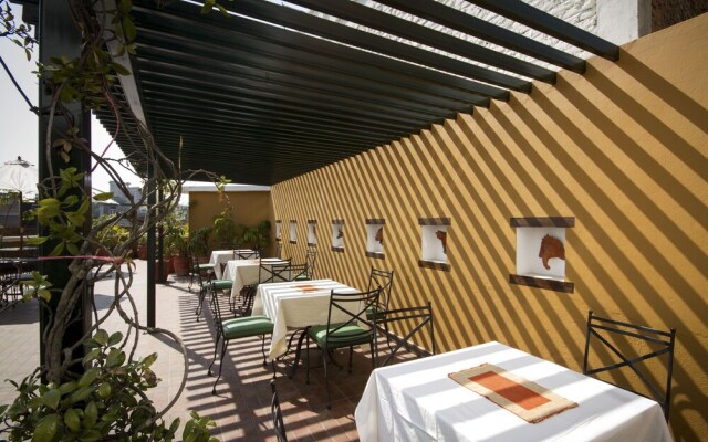 Hotel Ambassador, Chauni