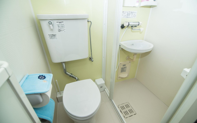 Kujira 201 – Bathroom – Osaka