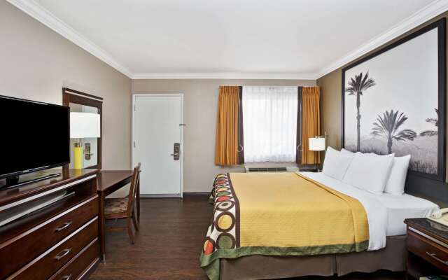 Super 8 by Wyndham Los Angeles-Culver City Area